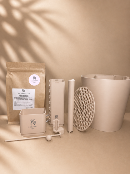 Climber Set L – alle Komponenten im Überblick: 3D-gedruckte Rankhilfe, großer Topf, Wasserstandsanzeiger und Sphagnum-Moos in Beige